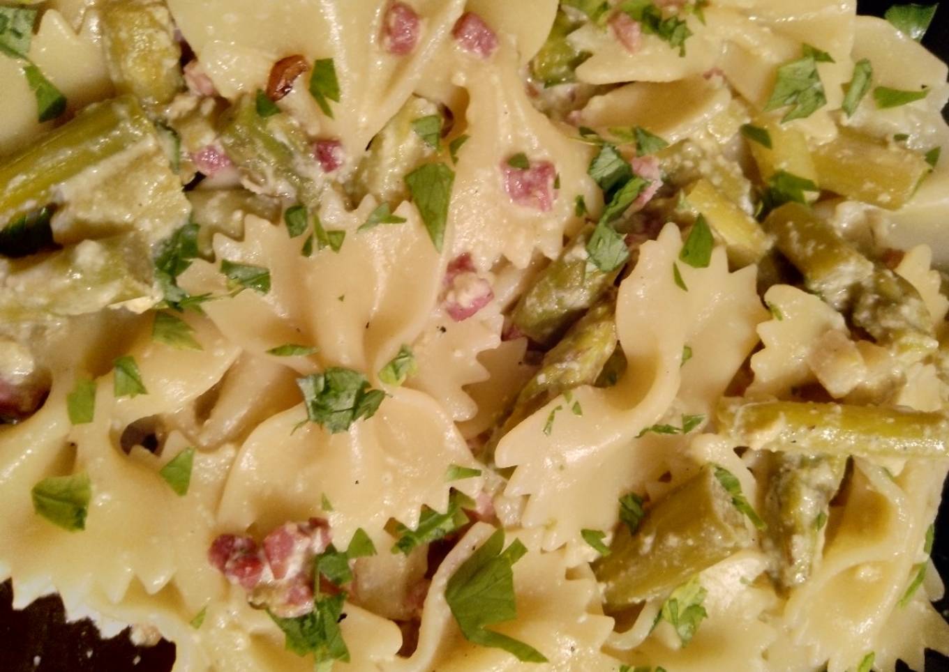 Grüner Spergel Carbonara pasta
