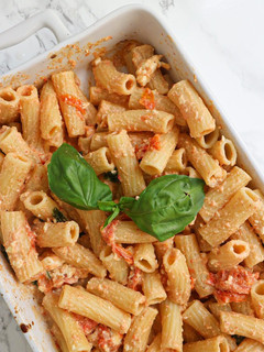 Una foto de Pasta con feta y cherrys 🍅