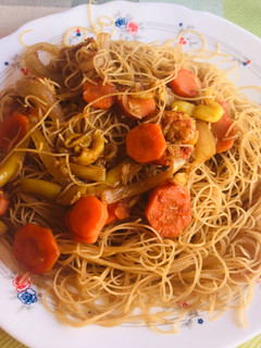Una foto de Fideos chinos con verdura y gambas