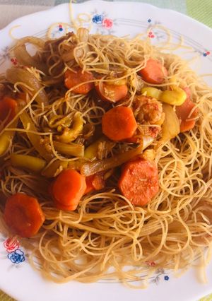 Una foto de Fideos chinos con verdura y gambas