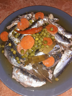 Una foto de Sardinas en aceite en una olla a presión 🐟 🌶