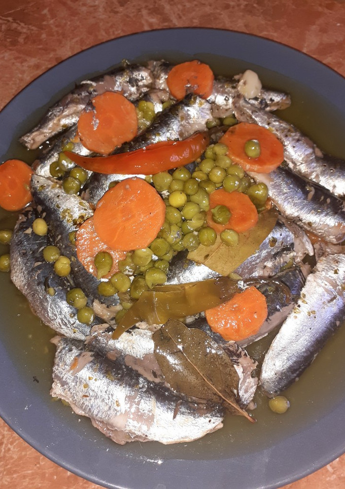 Una foto de Sardinas en aceite en una olla a presión 🐟 🌶