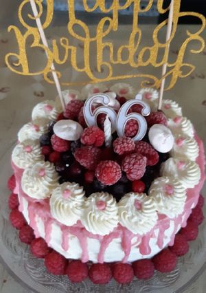 Une photo de Layer cake aux fruits rouges