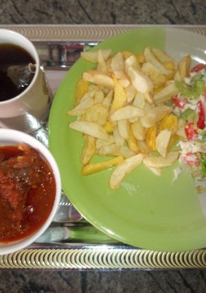 A picture of Potato chips and Salad🍠.