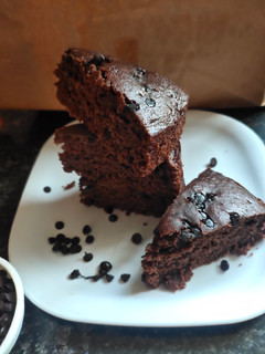 ચોકલેટ બ્રાઉની (Chocolate Brownie Recipe In Gujarati) રેસીપી મુખ્ય ફોટો