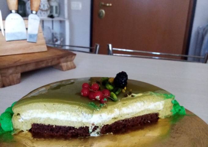 Torta mousse al pistacchio con inserto di ricotta