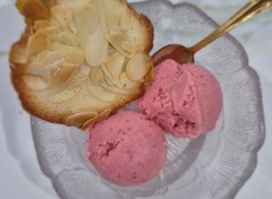 Une photo de Glace légère au yaourt à la fraise
