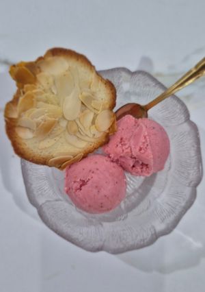 Une photo de Glace légère au yaourt à la fraise