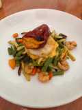 Merluza con Pimientos Rellenos de Bacalao y Verduras Salteadas