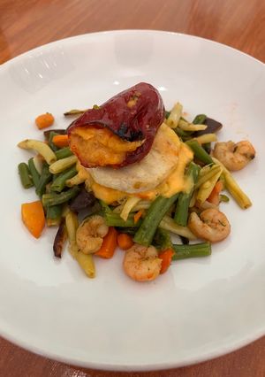 Una foto de Merluza con Pimientos Rellenos de Bacalao y Verduras Salteadas