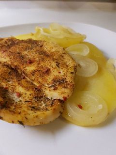 Krumpli ágyon sült csirke recept fotója