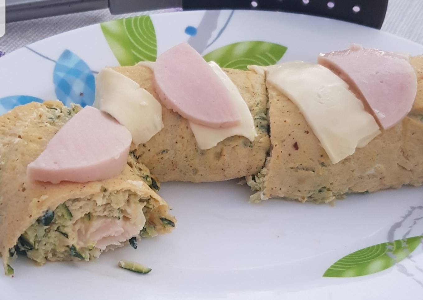 Rollo de calabacín relleno de jamón dulce y queso