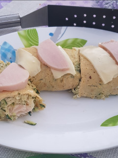 Una foto de Rollo de calabacín relleno de jamón dulce y queso