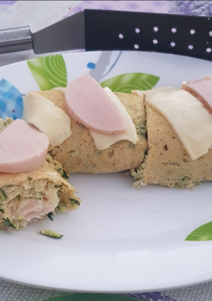 Una foto de Rollo de calabacín relleno de jamón dulce y queso