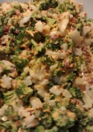 A picture of TL's Broccoli Salad.