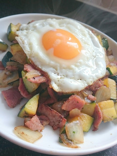 A picture of Courgette and bacon breakfast hash!.