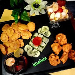 A picture of Cauliflower and Potatoes pakoras.