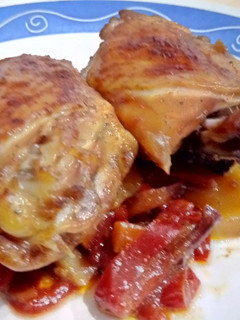 Una foto de Contramuslos de Pollo en Cama de Verduras al Curry