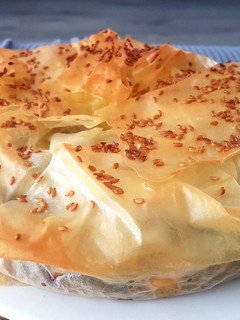 Una foto de Pastel de masa filo espinacas y queso feta (Spanakopita)