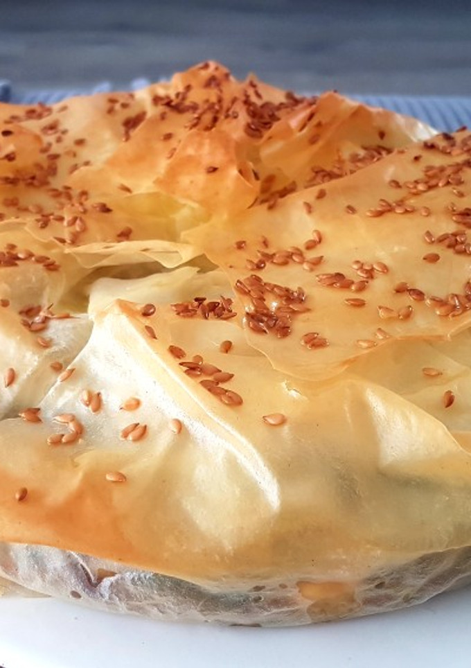 Una foto de Pastel de masa filo espinacas y queso feta (Spanakopita)