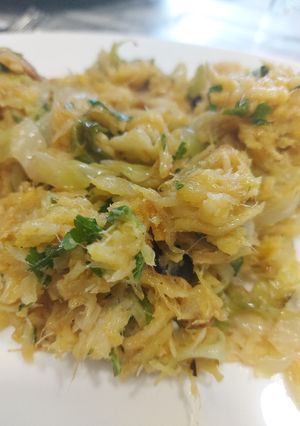 Foto de Bacalhau à Brás com couve e alho francês