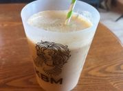 Une photo de jus kiwi