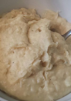 A picture of Crock pot garlic mashed potatoes.