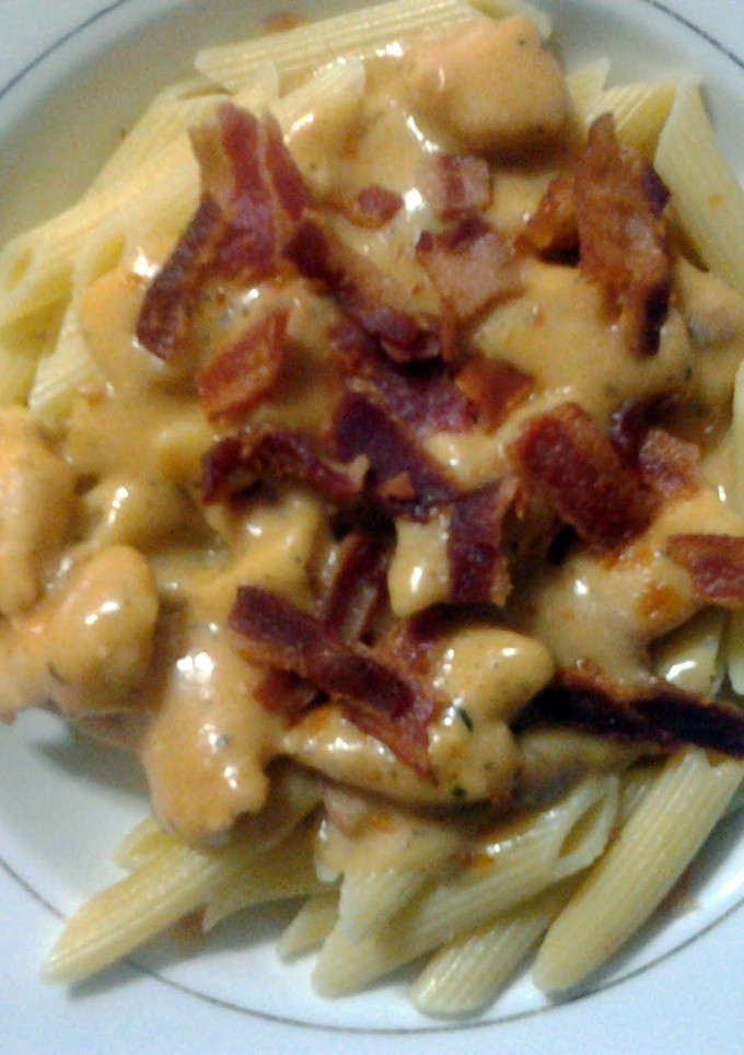 A picture of italian chicken penne.