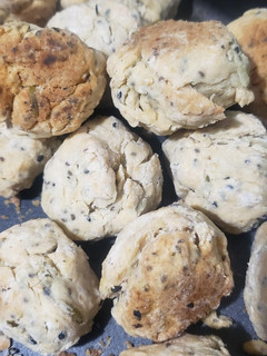 Una foto de Scones de romero (veganos)