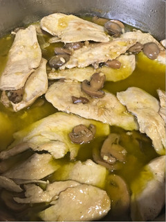 Una foto de Filetes de pollo en salsa con champiñones 🍄
