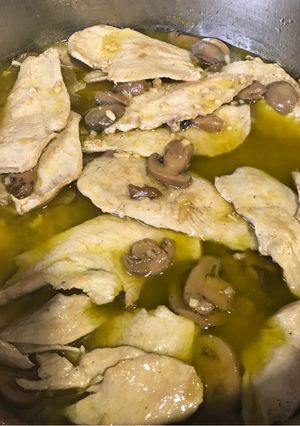 Una foto de Filetes de pollo en salsa con champiñones 🍄