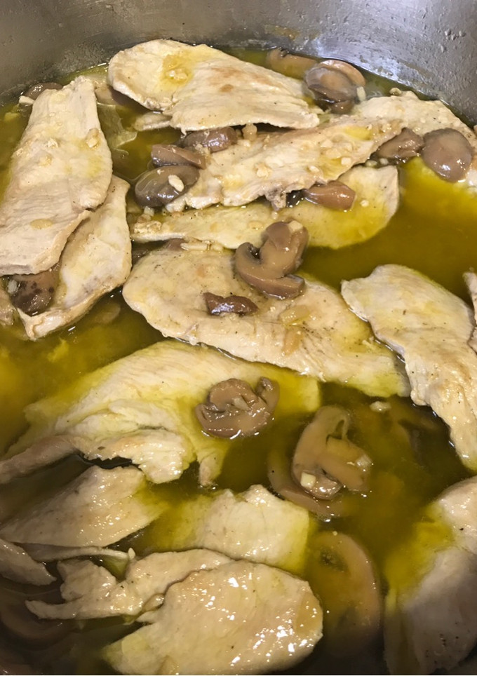 Una foto de Filetes de pollo en salsa con champiñones 🍄