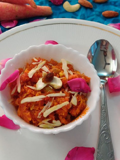 गाजर का हलवा (Gajar ka Halwa recipe in hindi) रेसिपी मुख्य फोटो