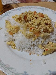Una foto de Arroz al vapor con huevos revueltos