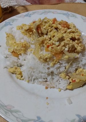 Una foto de Arroz al vapor con huevos revueltos