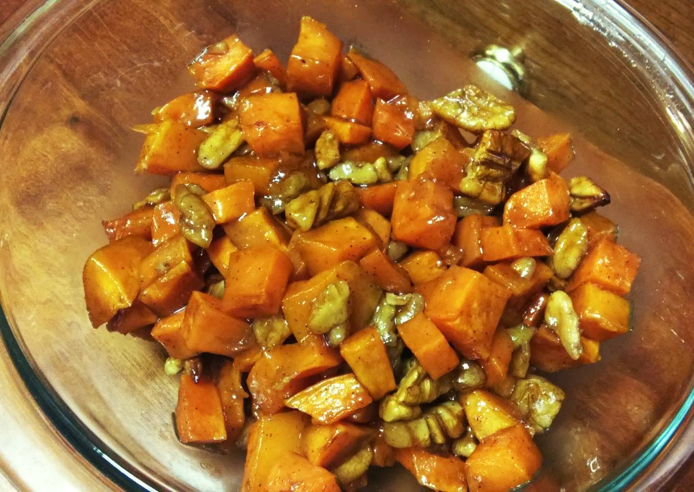 Roasted sweet potatoes with honey, cinnamon and pecans