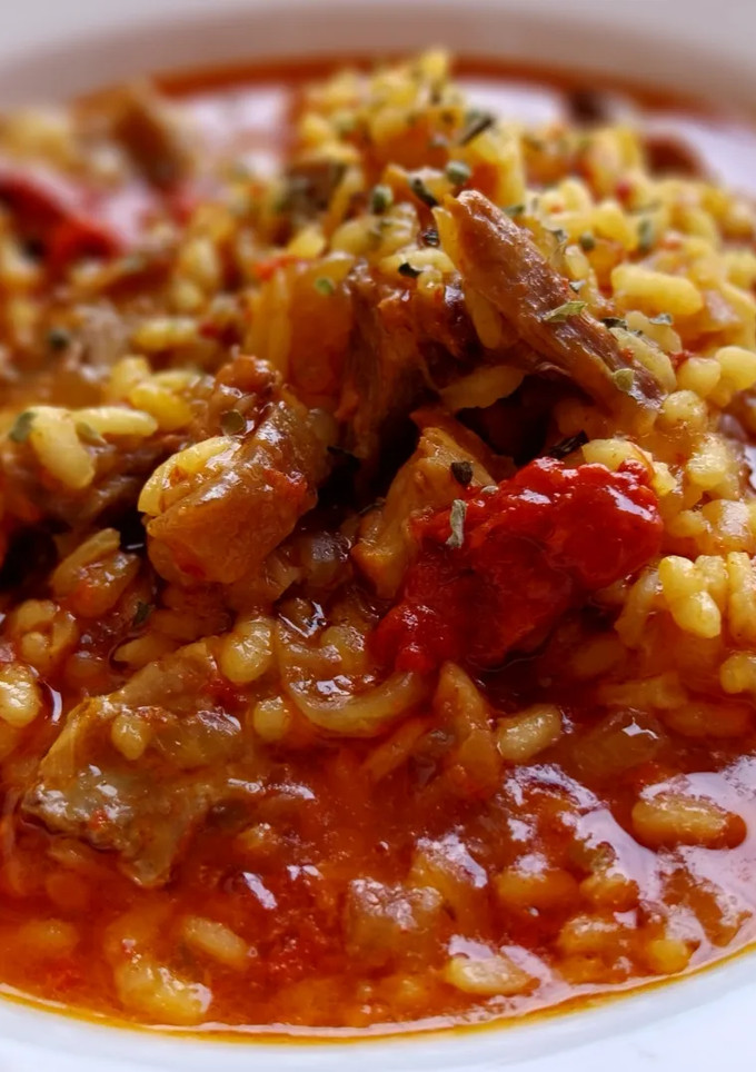 Una foto de Arroz caldoso de costillas de cerdo y sobrasada