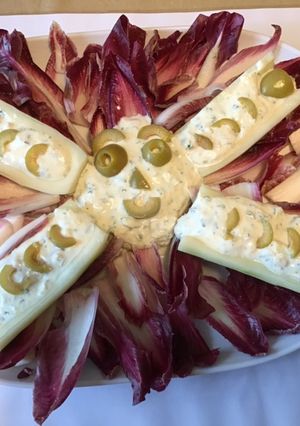 Une photo de Apéro rigolo aux barquettes de concombre Noa et d endives rouges tartinade au yaourt et olives