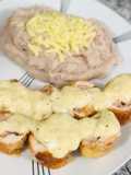 Rollitos de pechuga de pollo bañados en salsa bechamel con queso