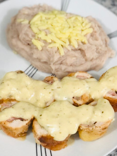 Una foto de Rollitos de pechuga de pollo bañados en salsa bechamel con queso
