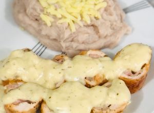 Una foto de Rollitos de pechuga de pollo bañados en salsa bechamel con queso