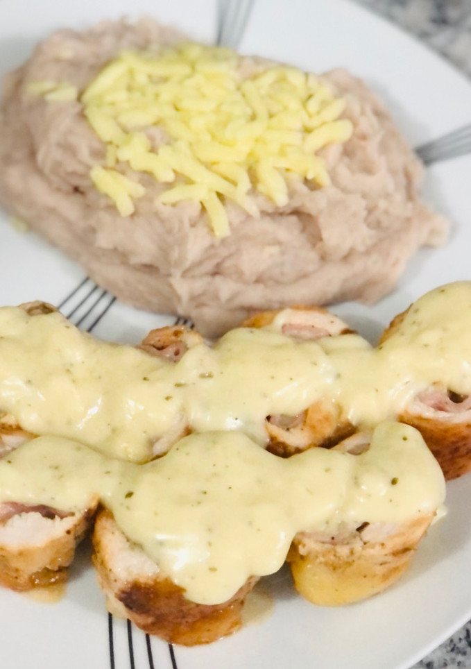 Una foto de Rollitos de pechuga de pollo bañados en salsa bechamel con queso