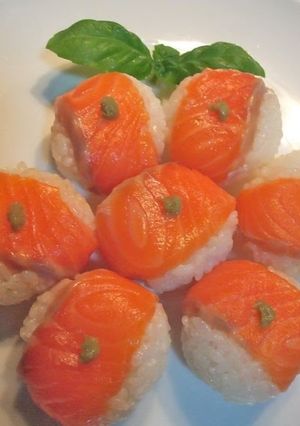 A picture of Salmon Temari Sushi Balls.