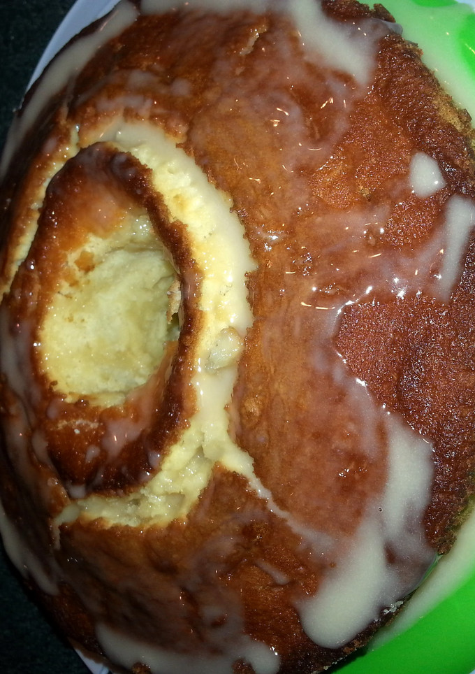 A picture of 7up lemon pound cake.