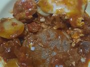 Una foto de bifes a la cacerola ( con latas