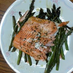 A picture of Baked salmon with asparagus.