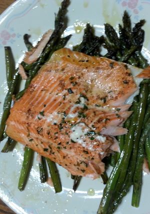 A picture of Baked salmon with asparagus.