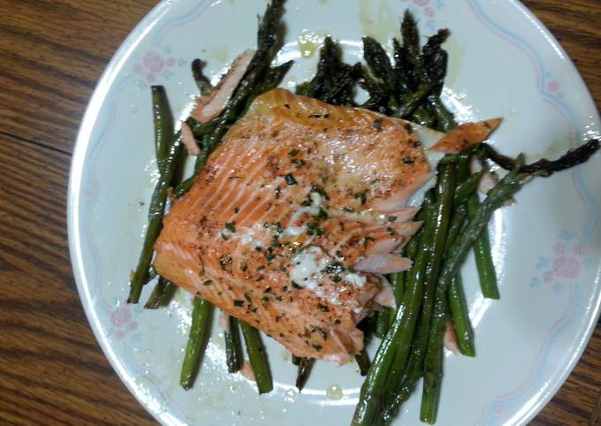 Baked salmon with asparagus