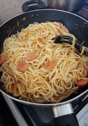 Una foto de Espaguetis con Salchichas de res
