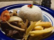 Una foto de comida peruana con carne de res